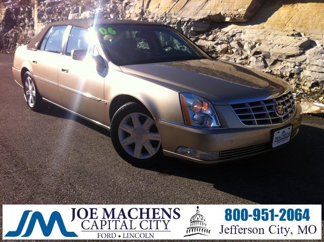 Cadillac DTS Base Sedan