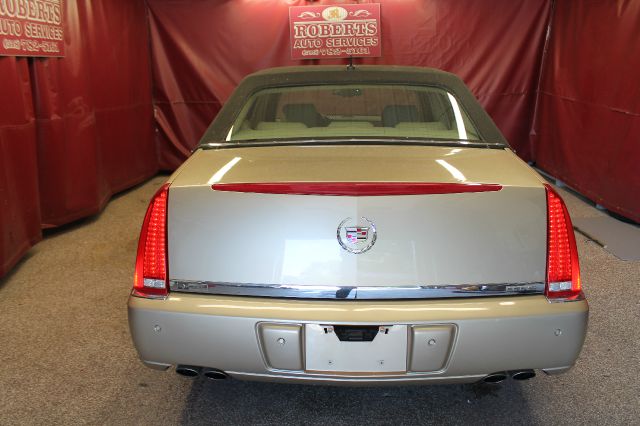 Cadillac DTS 2006 photo 12