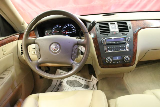 Cadillac DTS 2006 photo 2