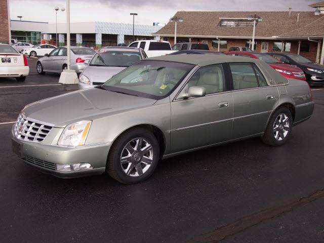 Cadillac DTS XLT Pickup 4D 5 1/2 Ft Sedan