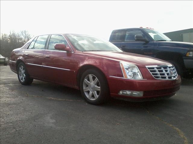 Cadillac DTS Base Sedan