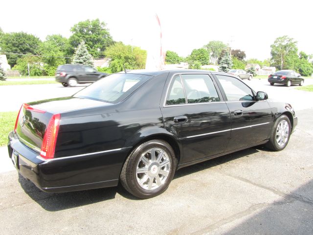 Cadillac DTS 4dr S V6 Manual 4WD Sedan