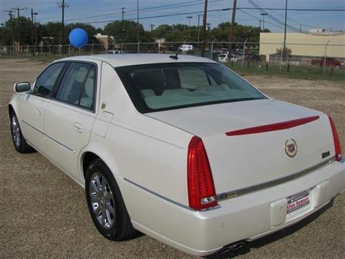 Cadillac DTS 2008 photo 2