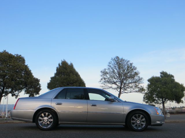 Cadillac DTS 2008 photo 2
