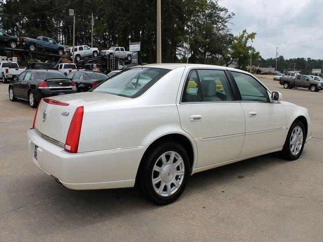 Cadillac DTS XLT Pickup 4D 5 1/2 Ft Sedan