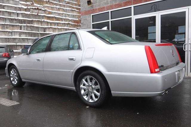 Cadillac DTS 2009 photo 2