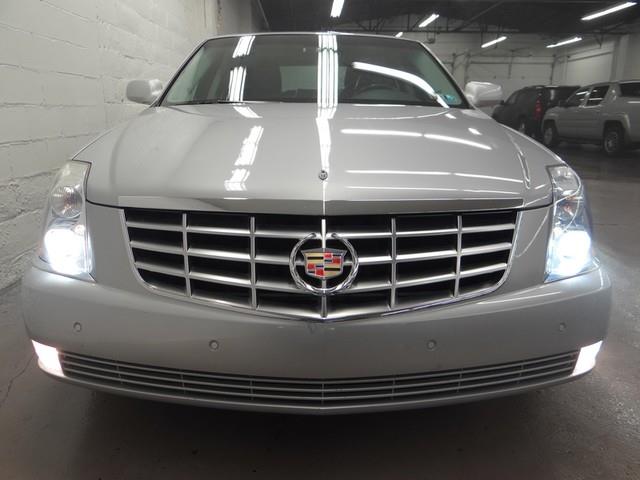 Cadillac DTS 2009 photo 1