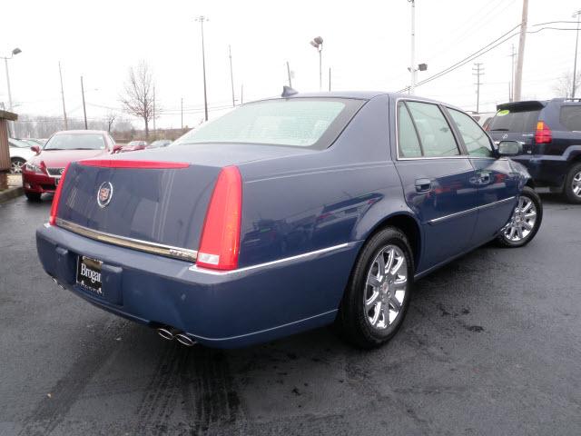 Cadillac DTS 2009 photo 1