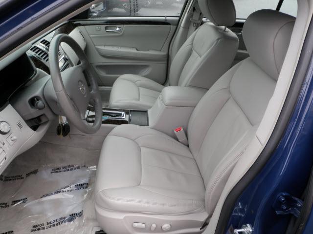 Cadillac DTS 2009 photo 2