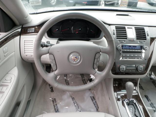 Cadillac DTS 2009 photo 3