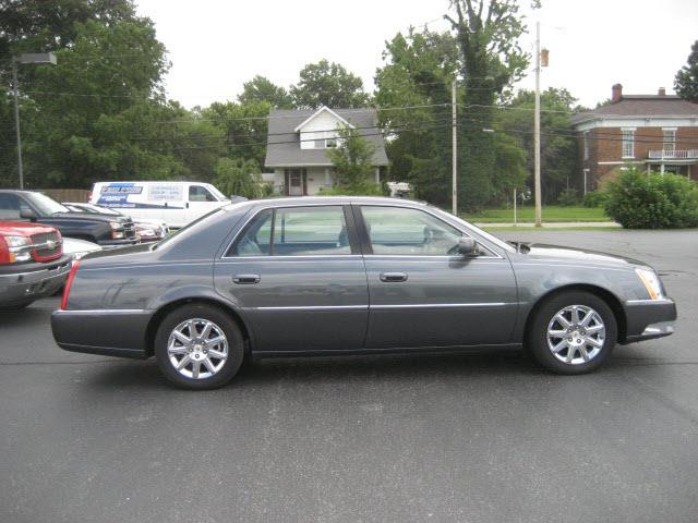 Cadillac DTS 2010 photo 2