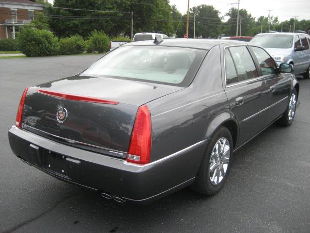 Cadillac DTS 2010 photo 3