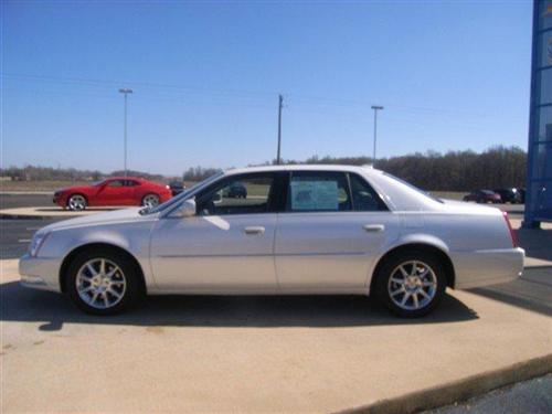 Cadillac DTS 2010 photo 1