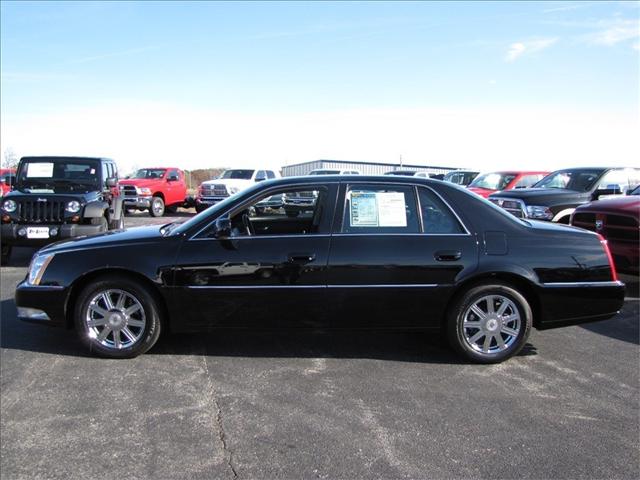 Cadillac DTS 2010 photo 1