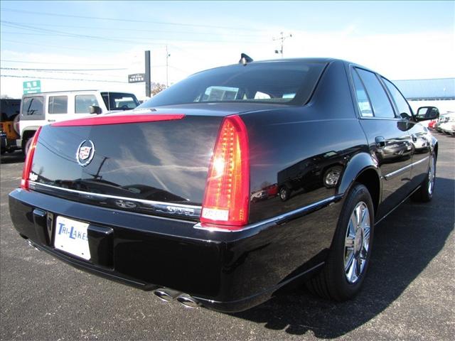 Cadillac DTS 2010 photo 2