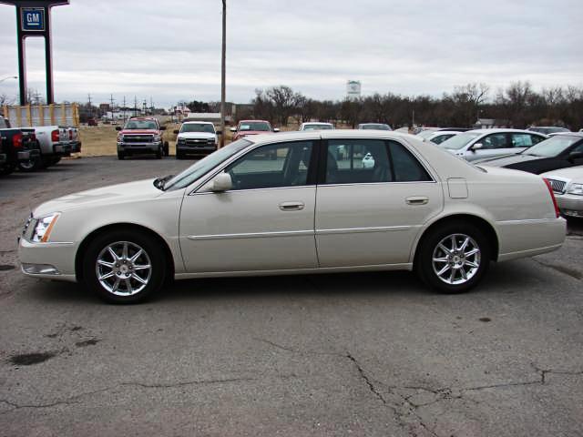 Cadillac DTS 2010 photo 1