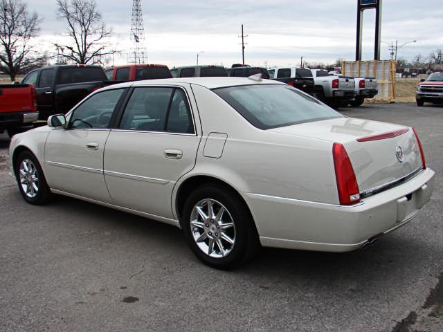 Cadillac DTS 2010 photo 2