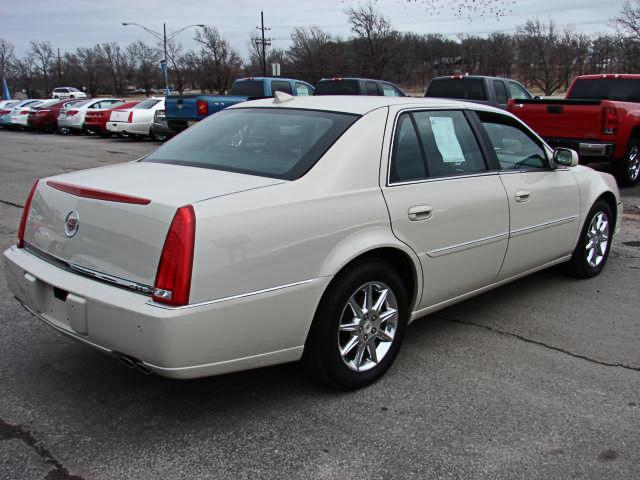 Cadillac DTS 2010 photo 3