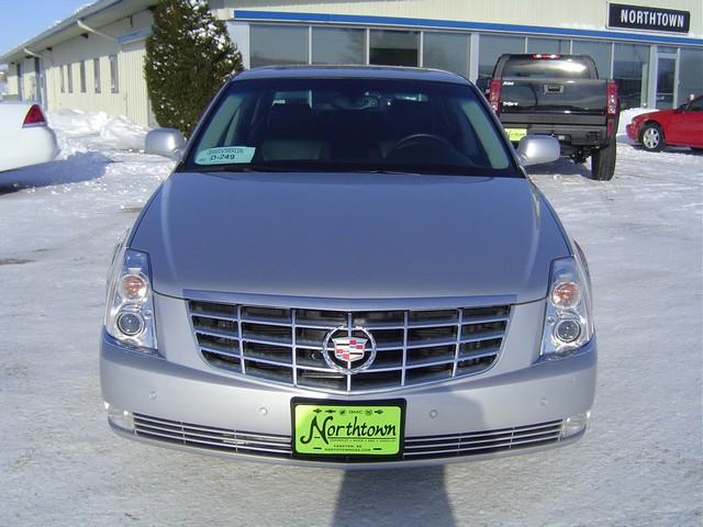 Cadillac DTS 2010 photo 1