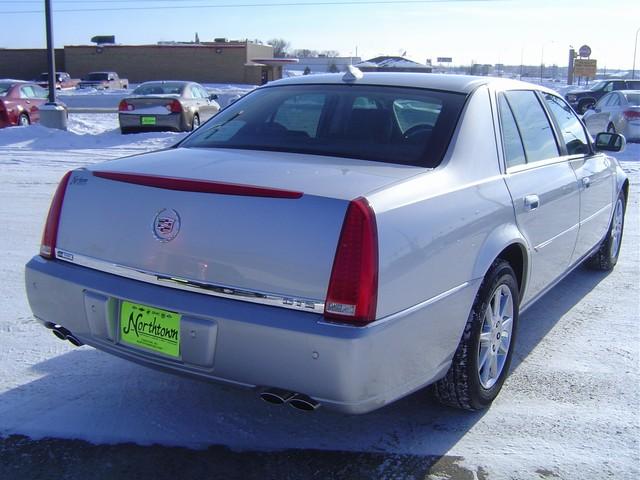 Cadillac DTS 2010 photo 2