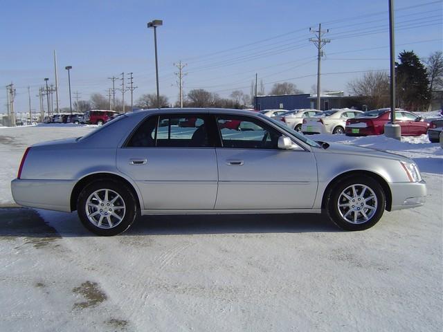 Cadillac DTS 2010 photo 3