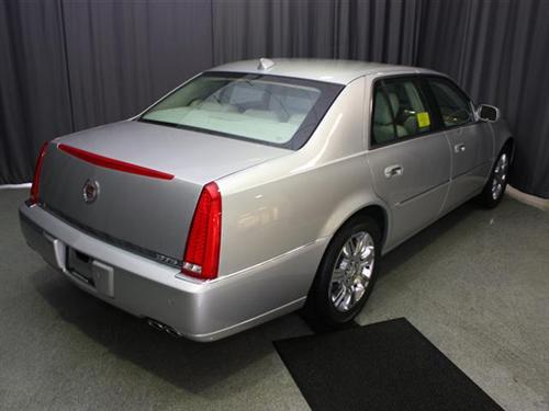 Cadillac DTS 2010 photo 1