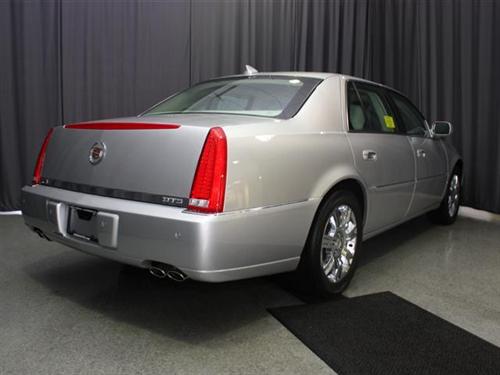 Cadillac DTS 2010 photo 2