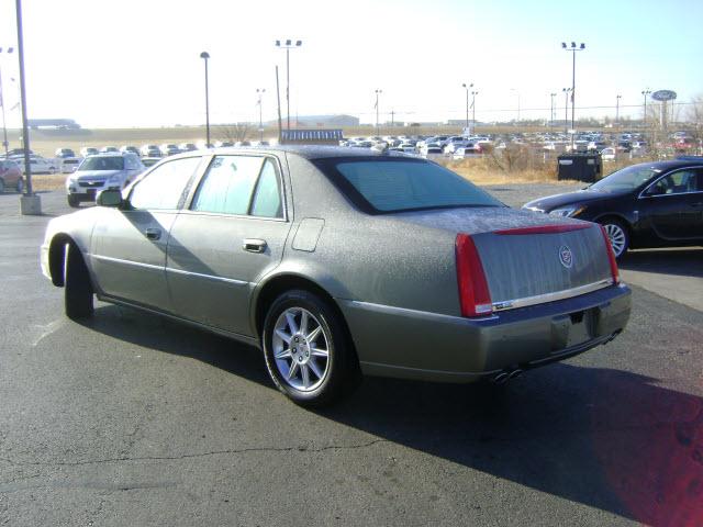 Cadillac DTS 2010 photo 1
