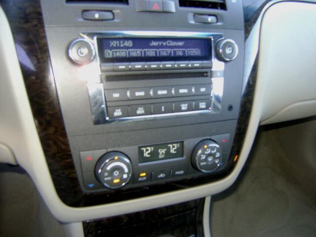 Cadillac DTS 2010 photo 2