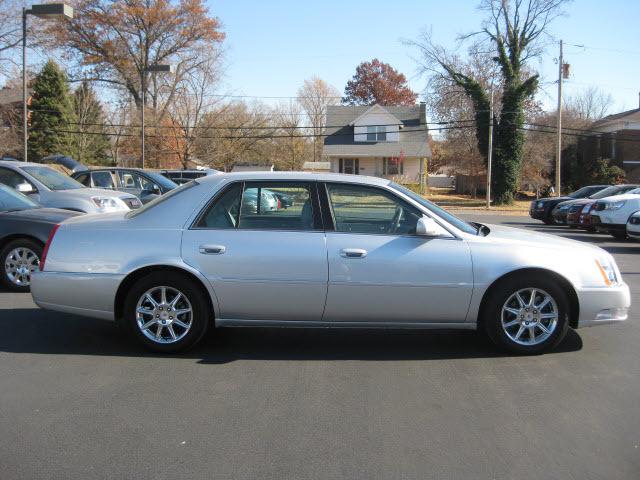 Cadillac DTS 2010 photo 1