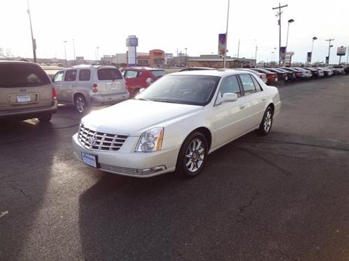 Cadillac DTS 2010 photo 2
