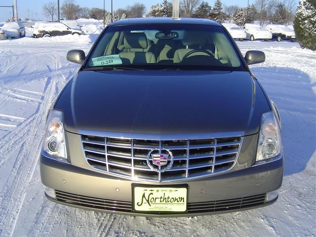 Cadillac DTS 2010 photo 1