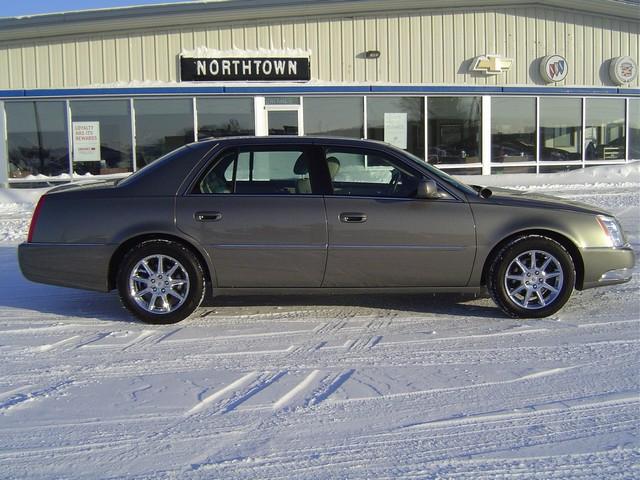 Cadillac DTS 2010 photo 2
