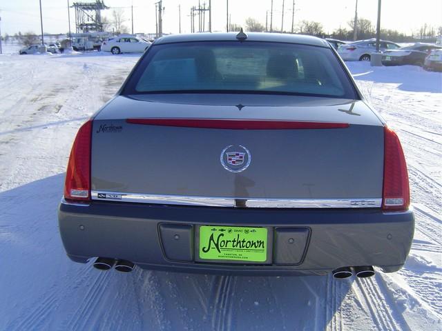 Cadillac DTS 2010 photo 3