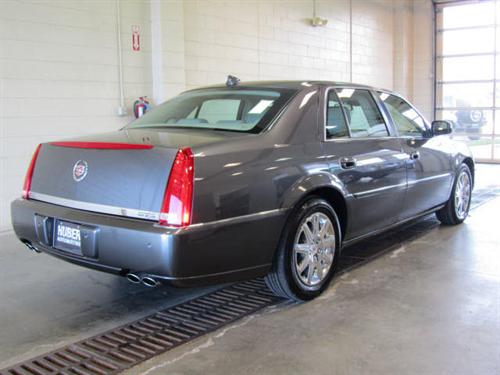 Cadillac DTS 2010 photo 1