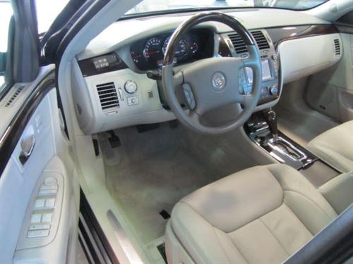 Cadillac DTS 2010 photo 2