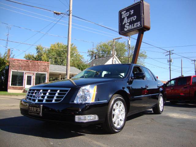 Cadillac DTS XLT Pickup 4D 5 1/2 Ft Sedan