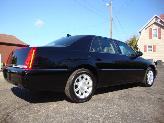 Cadillac DTS 2010 photo 1