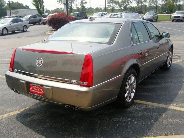 Cadillac DTS 2010 photo 2
