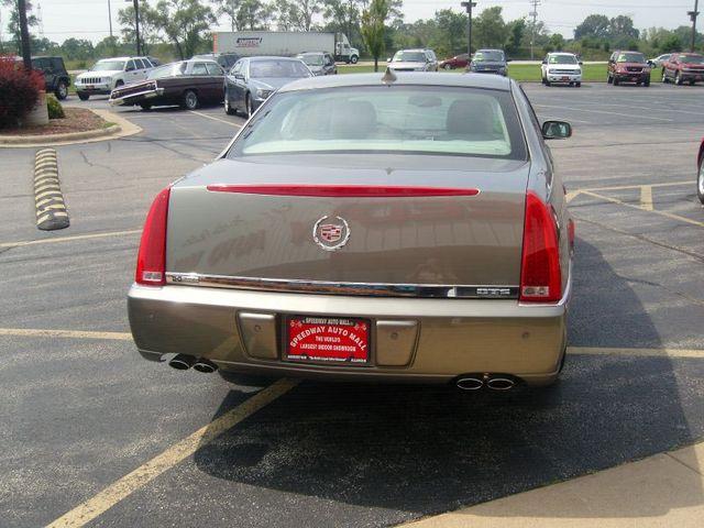 Cadillac DTS 2010 photo 3