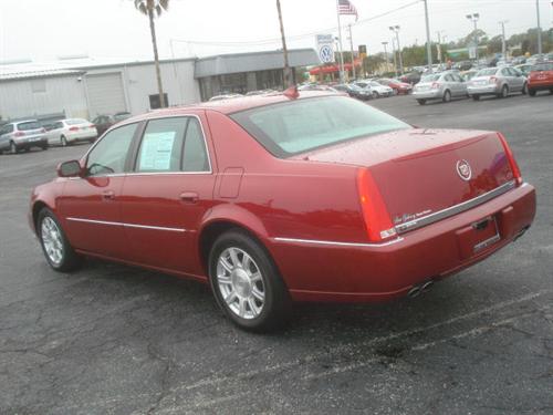 Cadillac DTS 2010 photo 2
