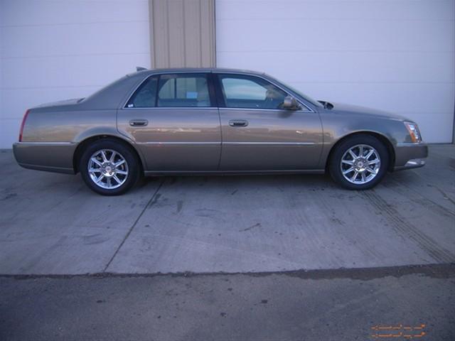Cadillac DTS 2010 photo 1