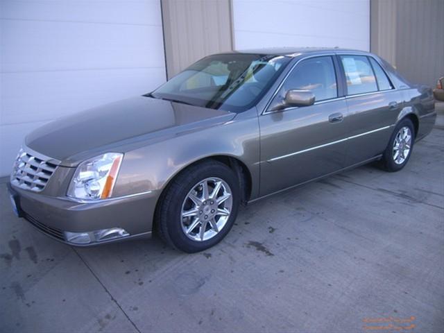 Cadillac DTS 2010 photo 2
