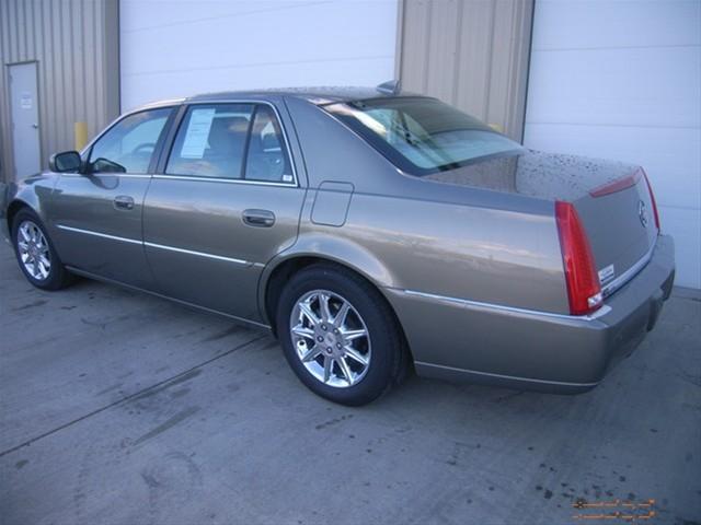 Cadillac DTS 2010 photo 3