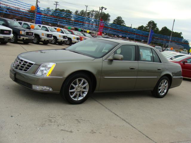 Cadillac DTS 2010 photo 1