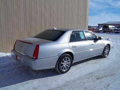 Cadillac DTS 2010 photo 2