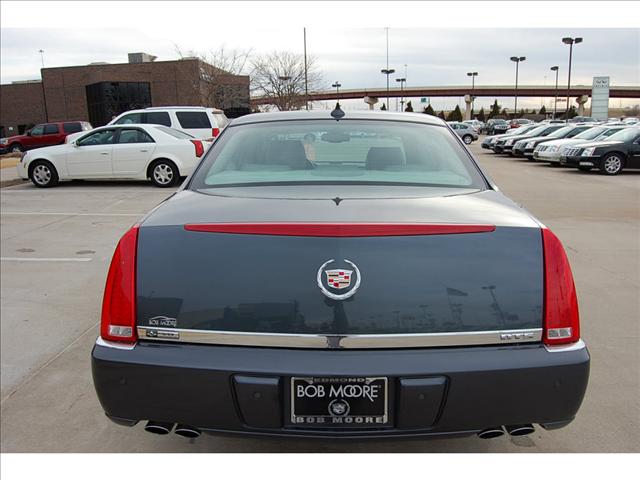 Cadillac DTS 2010 photo 1