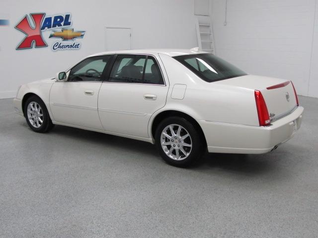 Cadillac DTS 2010 photo 1