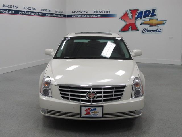 Cadillac DTS 2010 photo 2