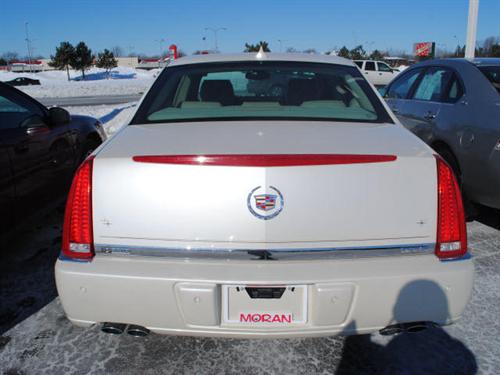Cadillac DTS 2010 photo 1